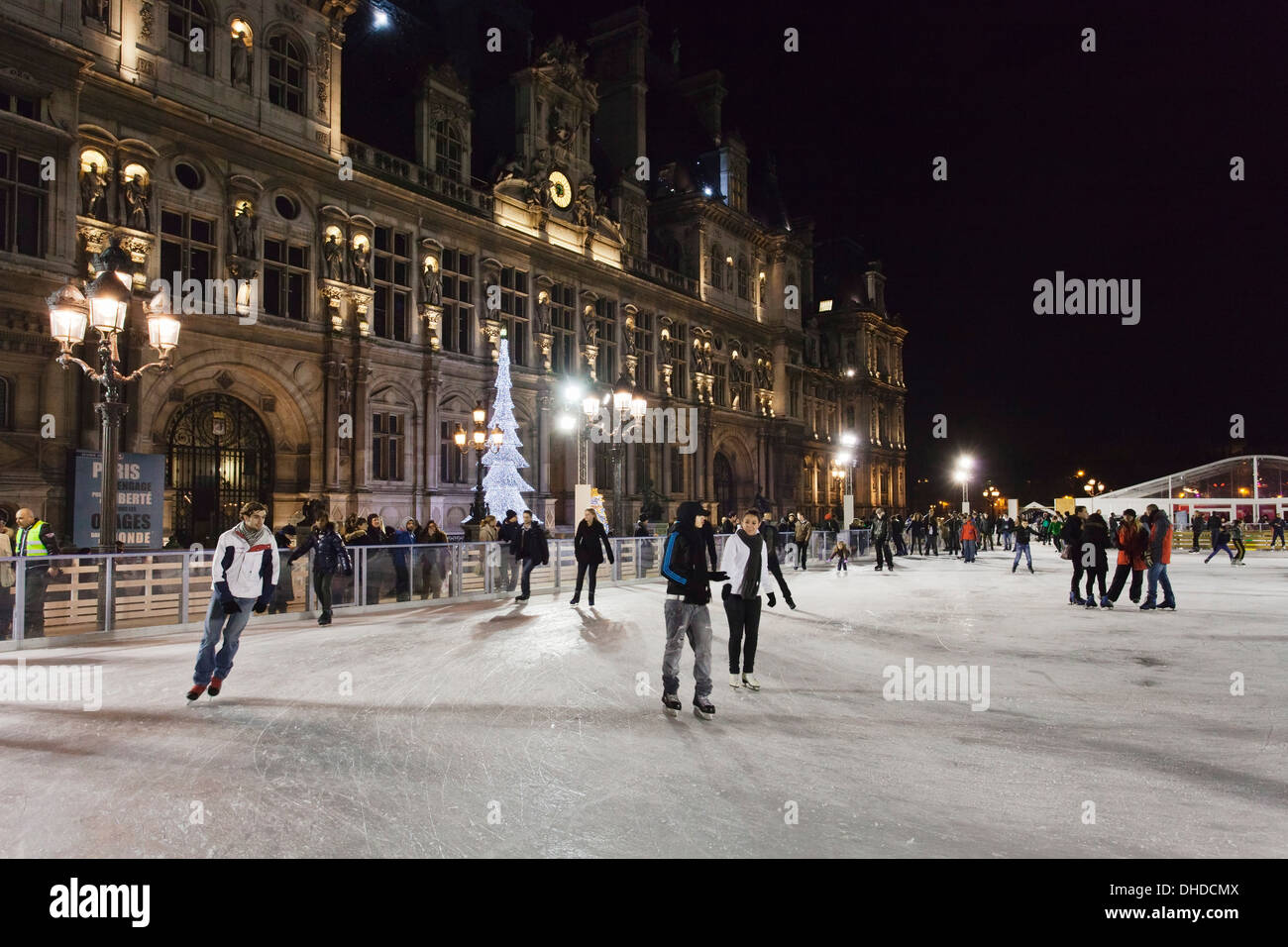 Los patinadores sobre hielo en el town hall Hotel de Ville en la temporada de Navidad, París, Ile de France, Francia, Europa Foto de stock