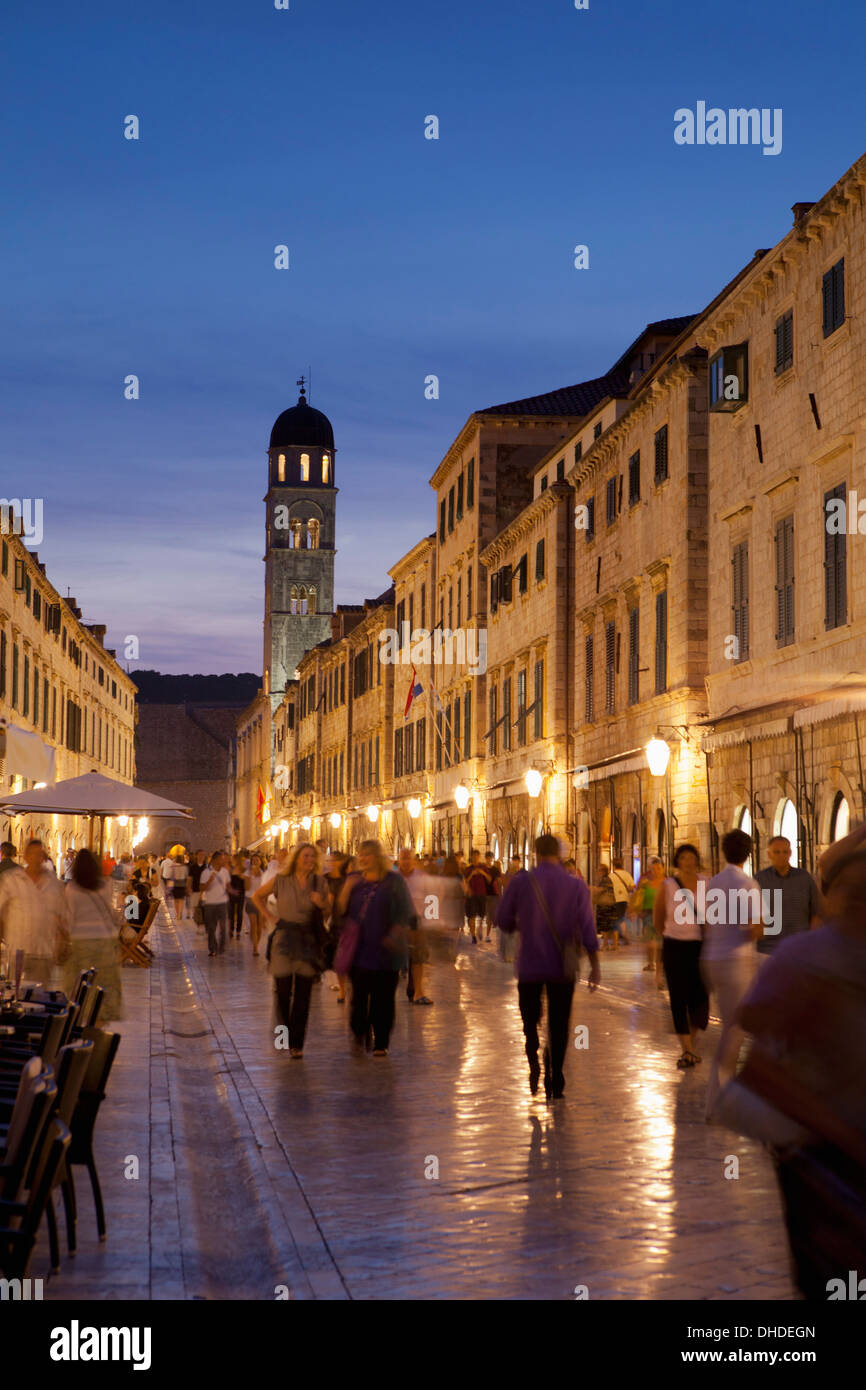 La plaza, Stadun, iluminado al anochecer con cafés y gente caminando, Dubrovnik, Croacia, Europa Foto de stock