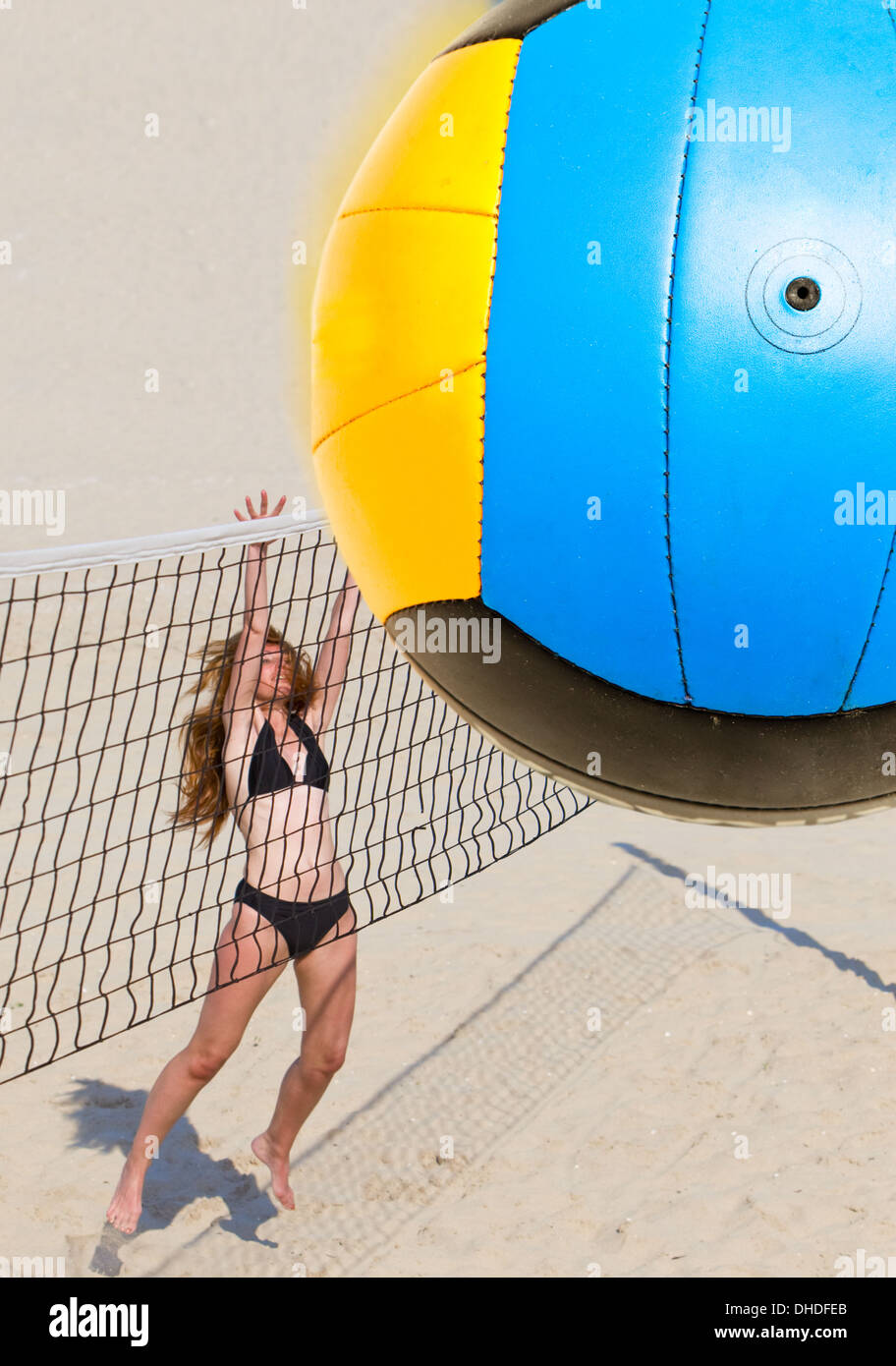 Hermosa niña de 6 años jugando voleibol en el balcón piscina Fotografía de  stock - Alamy