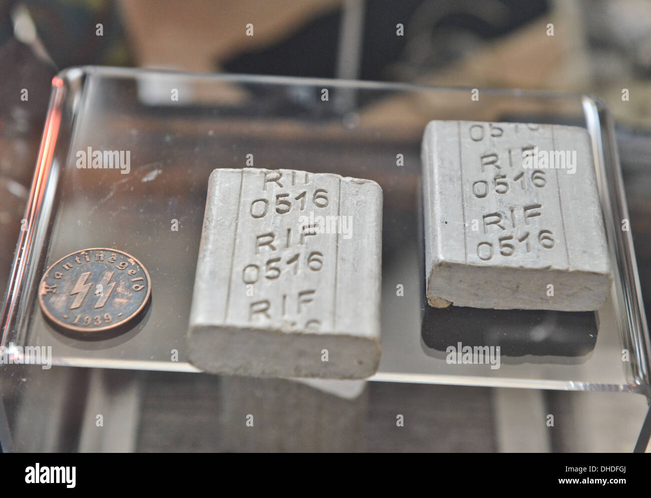 Original 'grasa humana ' jabón utilizado en el holocausto Nazi, los campos  de exterminio nazis, junto con una moneda se encuentra ahora en exhibición  como parte de la 'Muder Fotografía de stock -