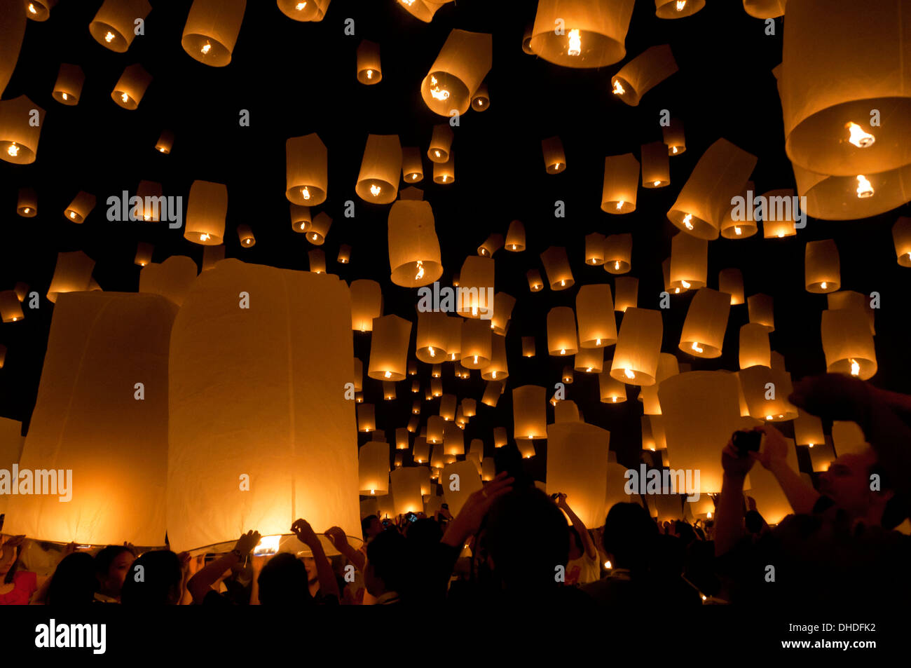 Thai lantern festival fotografías e imágenes de alta resolución - Alamy