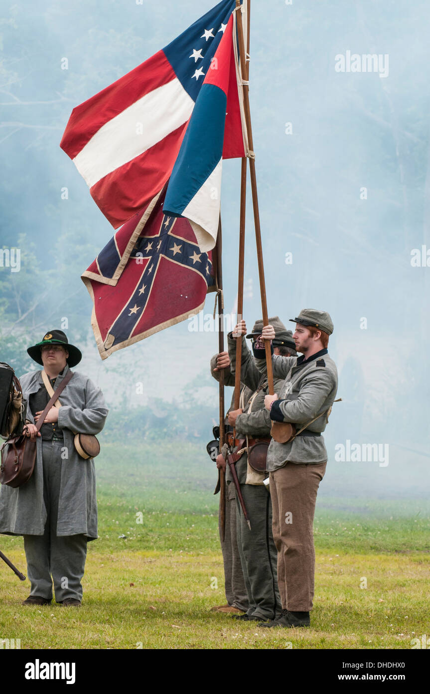 Los soldados confederados en el trueno de la Guerra Civil de Roanoke recreación en Plymouth, Carolina del Norte, EE.UU. Foto de stock