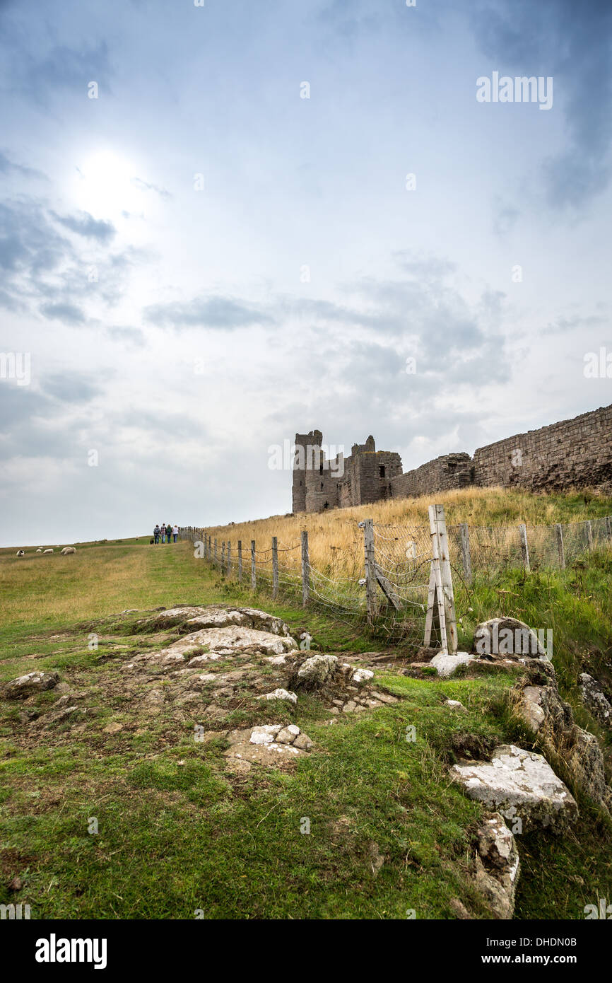 Castillo de Dunstanburgh, Craster, Northumberland, Inglaterra, Reino Unido, GB Foto de stock