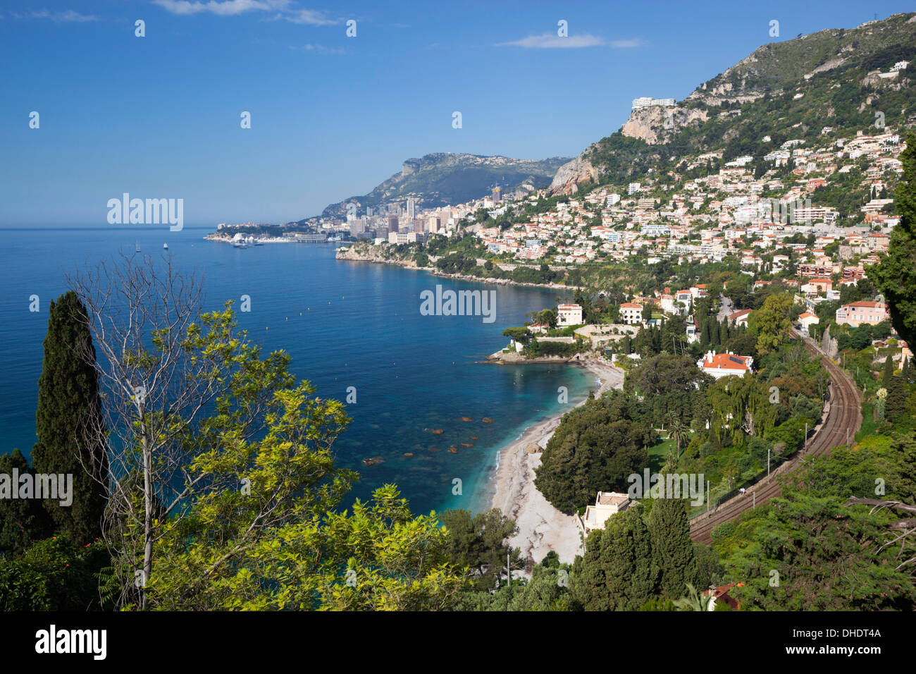 Vista a lo largo de la Bahía de Roquebrune a Monte Carlo, Roquebrune-Cap-Martin, Provence-Alpes-Côte d'Azur, La Riviera Francesa, la Provenza, Francia Foto de stock