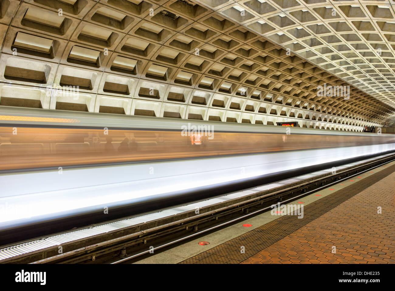 Un tren subterráneo rayas Farragut West a través de la estación del metro de Washington DC. Foto de stock