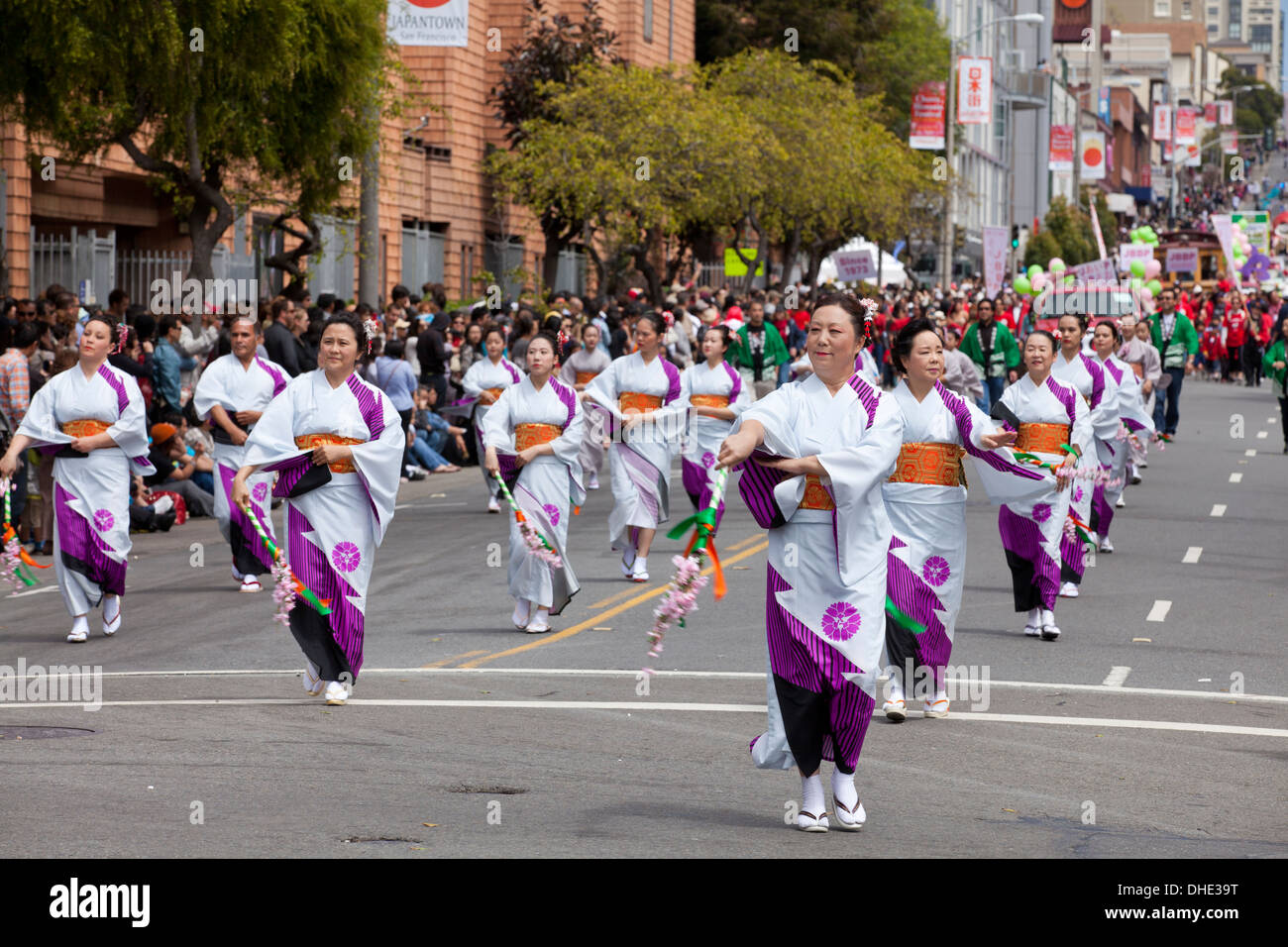 Hembra nipo-estadounidenses bailarines en kimono en Obón festival de verano - San Francisco, California, EE.UU. Foto de stock