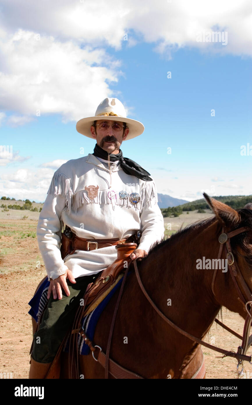 Vaquero en su caballo, el final del camino jubilar del salvaje oeste, cerca  de Albuquerque, Nuevo México, EE.UU Fotografía de stock - Alamy