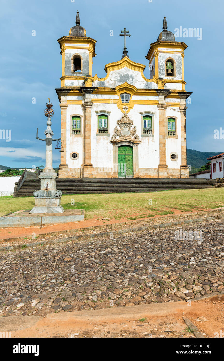 Iglesia barroca de São Francisco de Assis, Praca de Minas Gerais, Mariana, Minas Gerais, Brasil Foto de stock