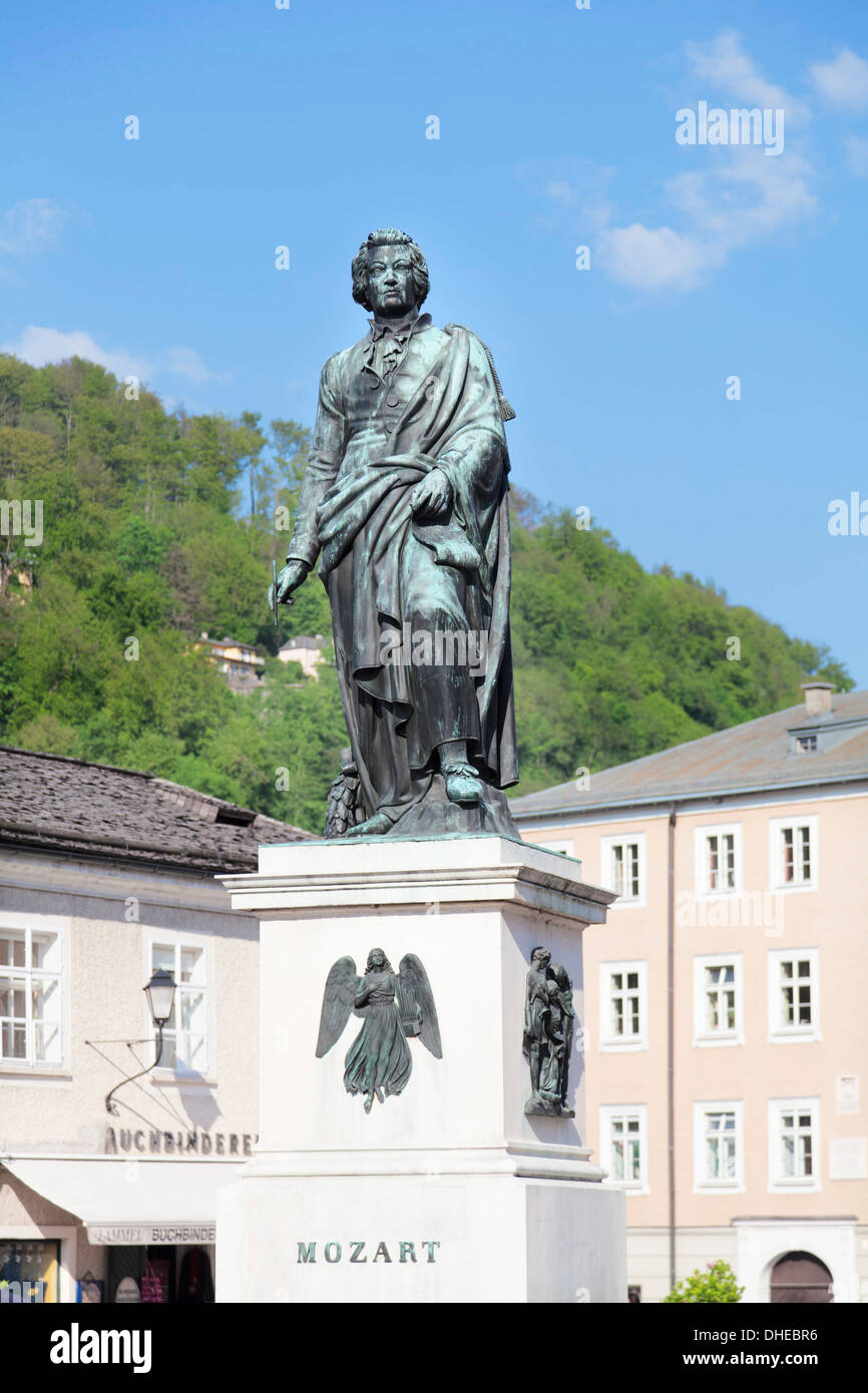 Monumento de Mozart, Salzburgo, plaza Mozartplatz Salzburger Land, Austria, Europa Foto de stock