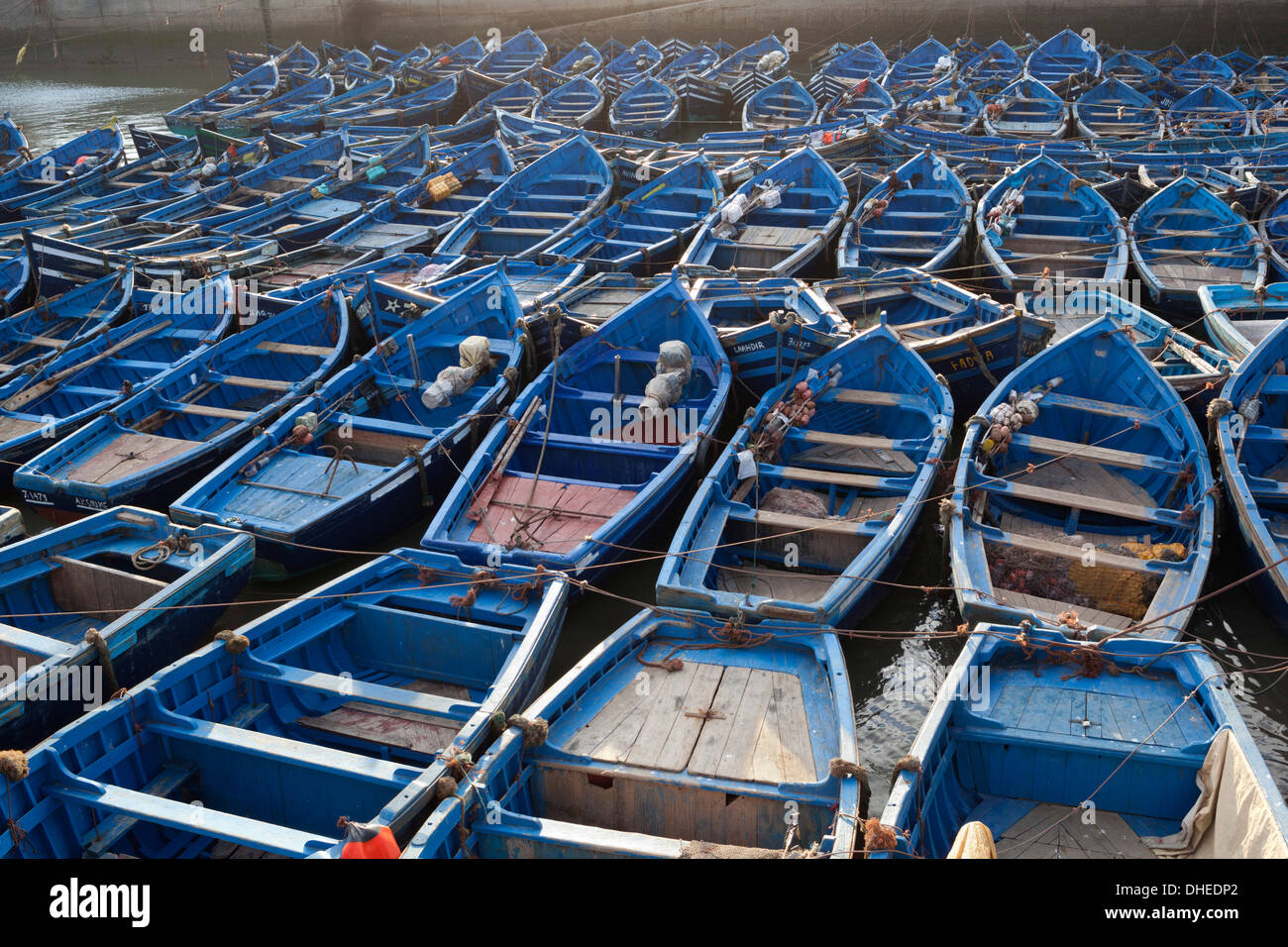 Azul tradicional de los barcos de pesca en el puerto de Essaouira, Marruecos, costa atlántica, el Norte de África, África Foto de stock