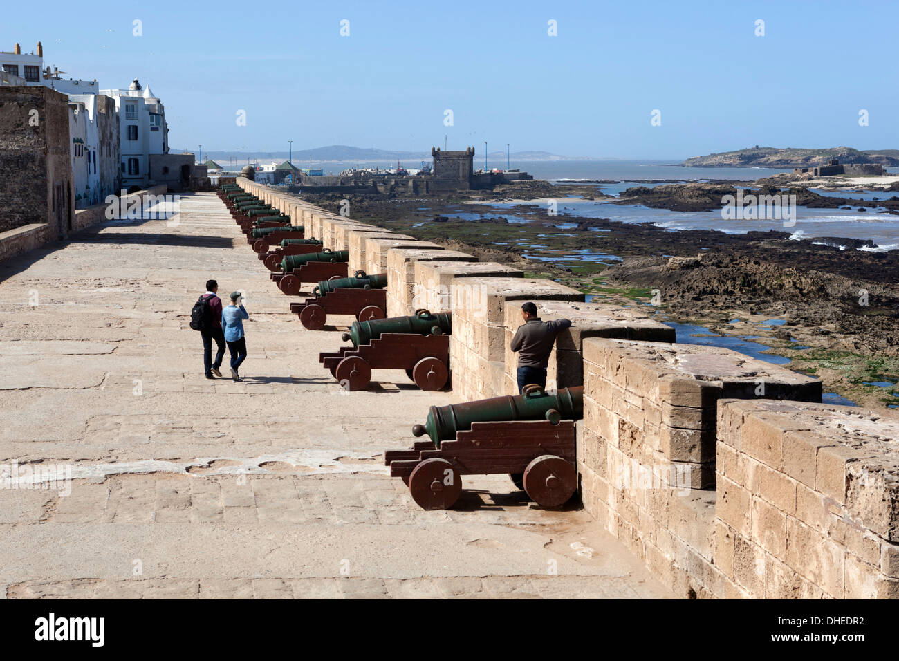 Cañones portugueses a lo largo de la muralla, Essaouira, la costa Atlántica, Marruecos, Norte de África, África Foto de stock
