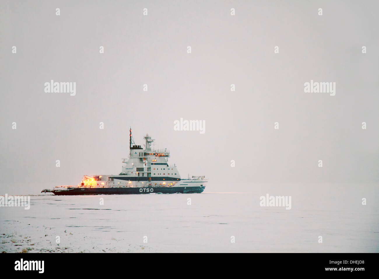 Barco rompehielos. Fotografiado en el círculo polar ártico, Laponia Suecia Foto de stock