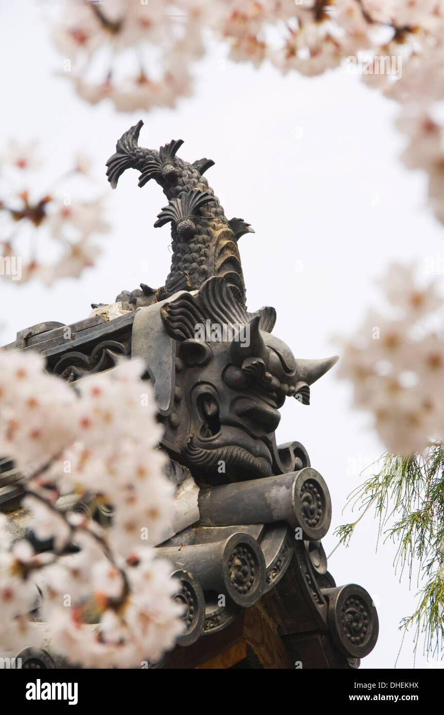 Azulejos de techo decorado y flor de cerezo en un templo japonés, Kanazawa, La isla de Honshu, Japón, Asia Foto de stock