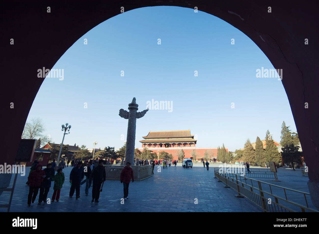Una estatua Huabiao bajo un arco de la puerta de la Paz Celestial entre la Ciudad Prohibida y de la plaza de Tiananmen, Pekín, China Foto de stock