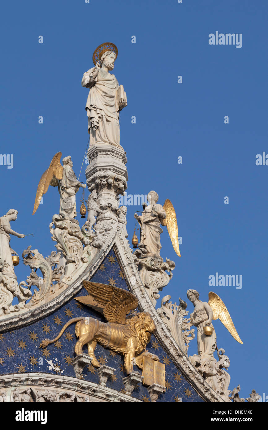 Detalle de la fachada de la basílica de San Marcos (St. Mark's Basilica), la Plaza de San Marcos, en Venecia, en la UNESCO, Veneto, Italia Foto de stock