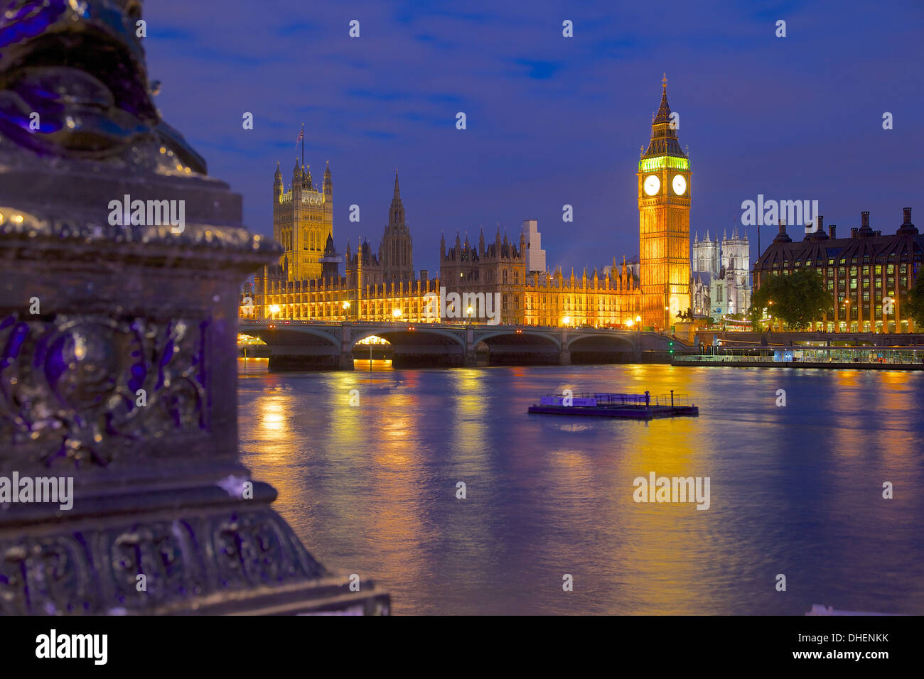 Río Támesis y las Casas del Parlamento al anochecer, Londres, Inglaterra, Reino Unido, Europa Foto de stock