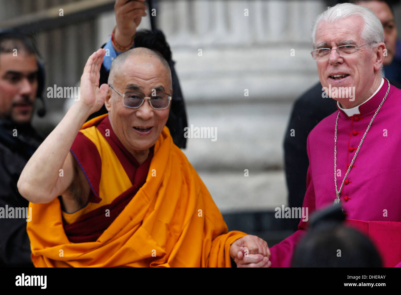 Su Santidad el Dalai Lama llega a la Catedral de San Pablo, para recibir el Premio Templeton 2012 en Londres, Inglaterra, el 14 de mayo de 2012 Foto de stock