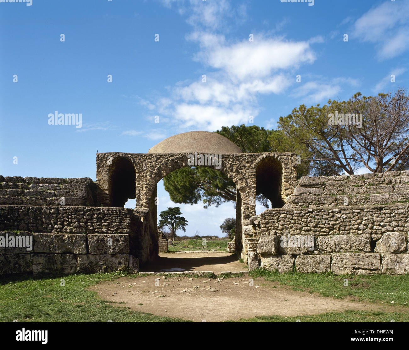 Italia. Paestum. Anfiteatro Romano. La puerta de enlace. En el siglo I A.C. La Campania. El sur de Italia. Foto de stock