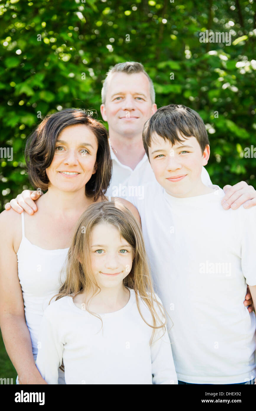 Retrato de familia con dos hijos Foto de stock