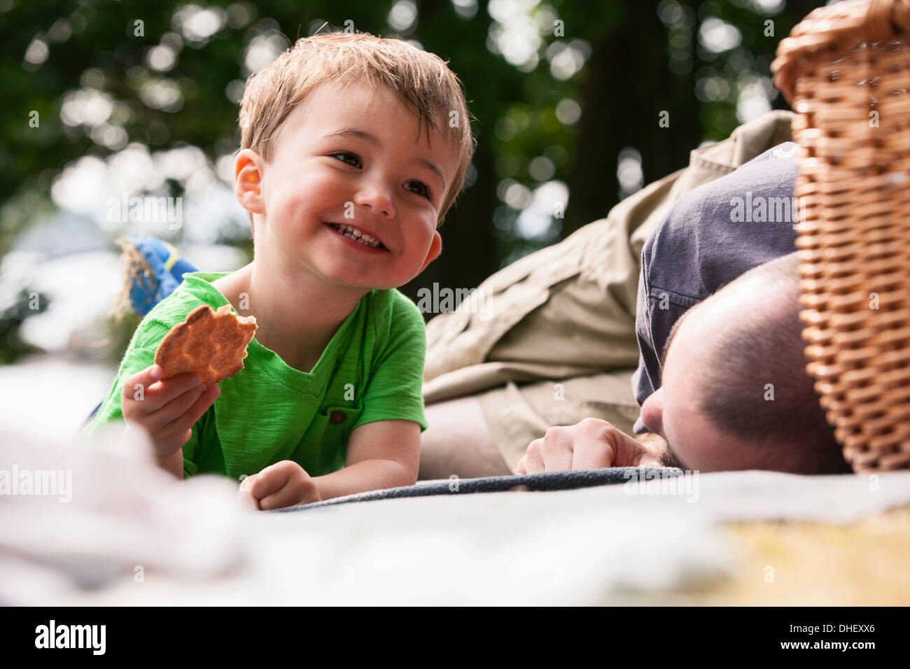 Chico disfrutando de un picnic con padre Foto de stock