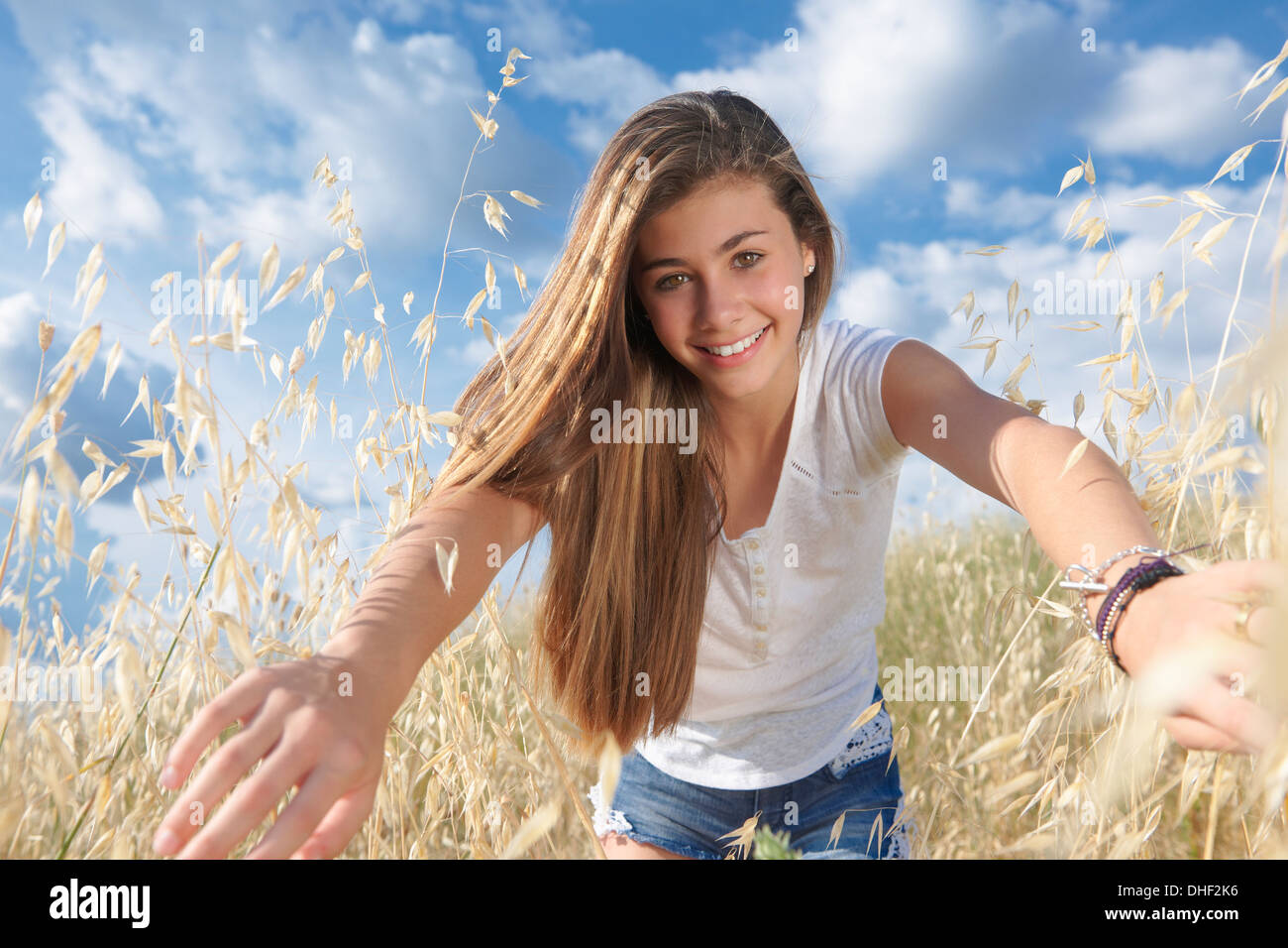 Adolescente en el campo de cultivos de despedida, Toscana, Italia Foto de stock