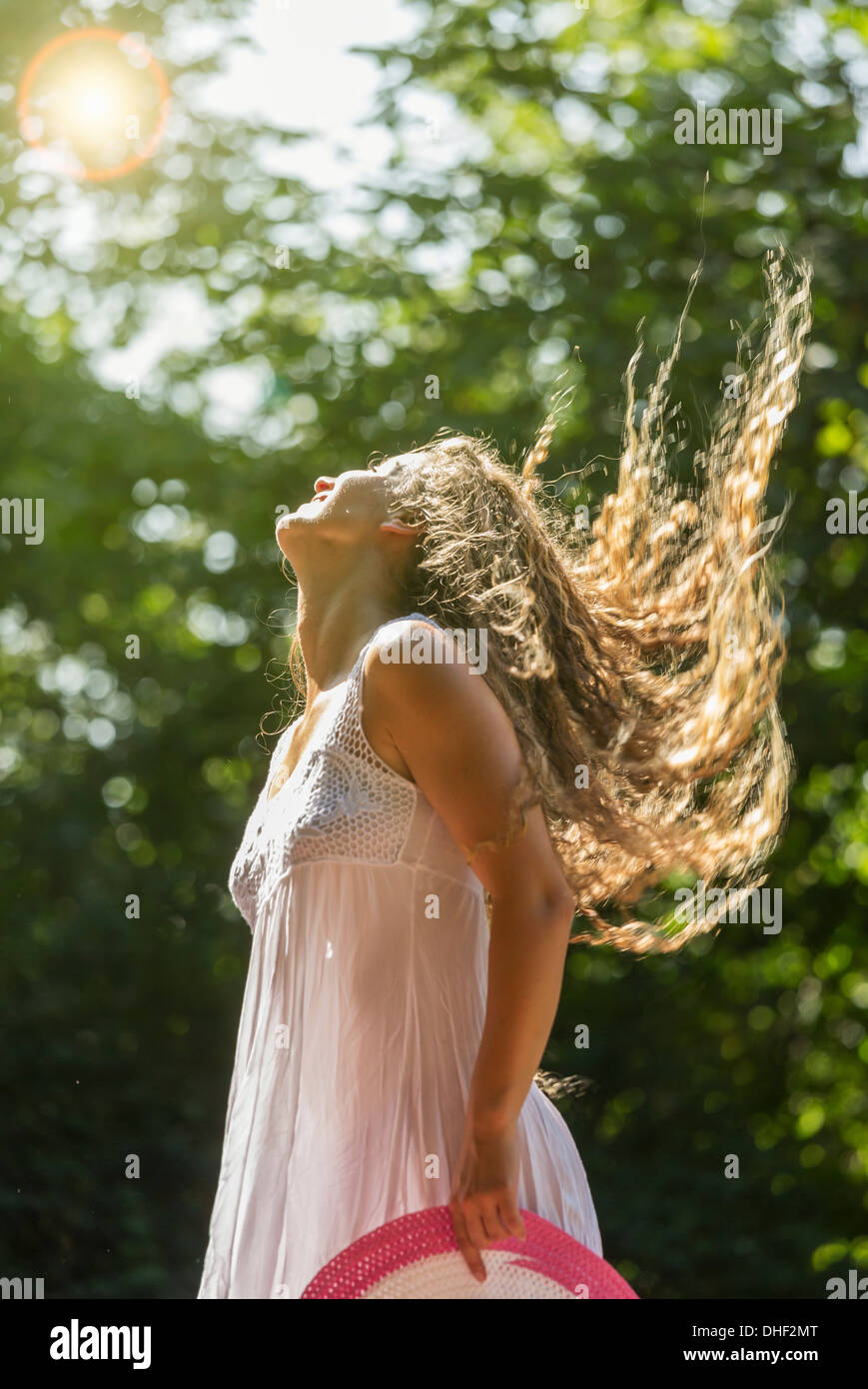 Adolescente vestidas de blanco sundress sacudiendo el pelo largo, Praga, República Checa Foto de stock