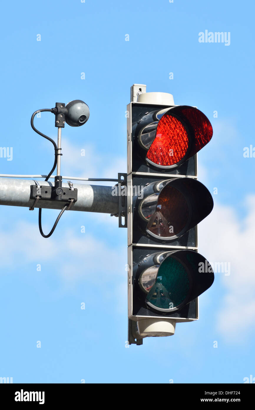 cobertura Detectable Plausible Semáforo con cámara de control de tráfico Fotografía de stock - Alamy