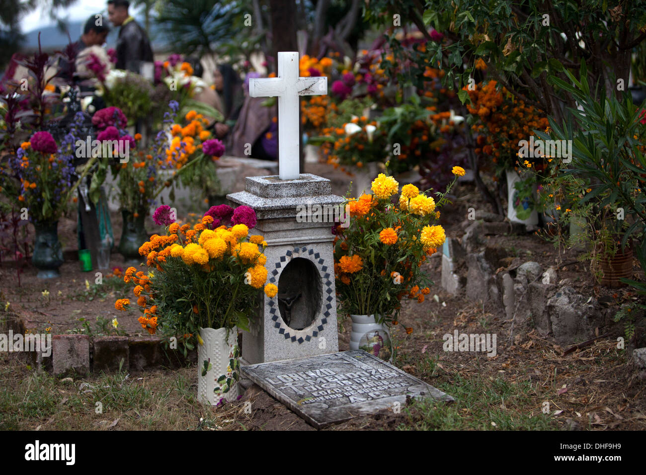 Flores decoran las tumbas durante las celebraciones del Día de los