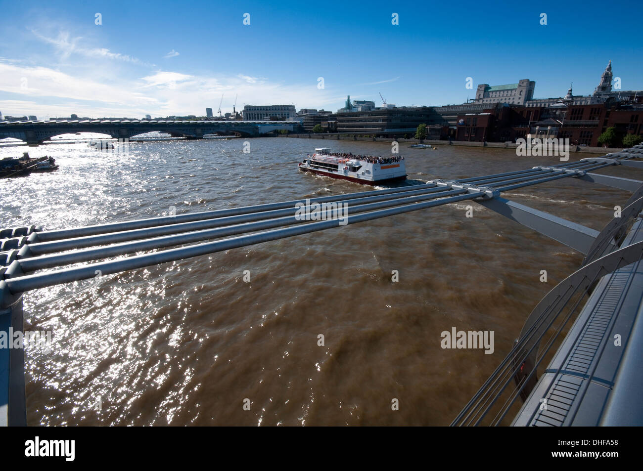 Inglaterra, Londres, Southwark, el puente Millennium, el Río Támesis, turistas Barco Foto de stock