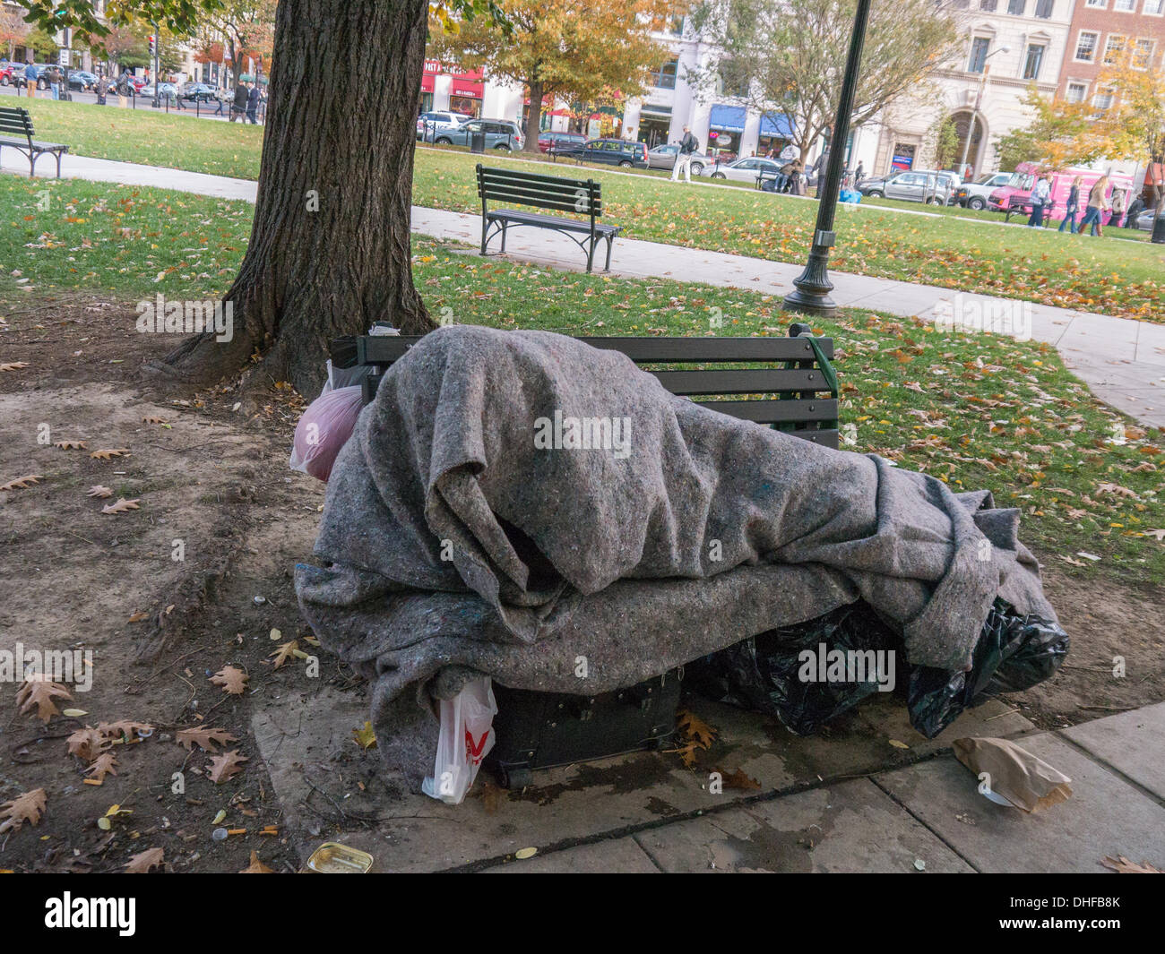 Washington, DC, 08 de noviembre, 2013. Las temperaturas caerán cerca de congelar el viernes por la noche, dejando sin hogar a los habitantes de la calle lucha para encontrar un poco de calor. Crédito: Ann poco/Alamy Live News Foto de stock