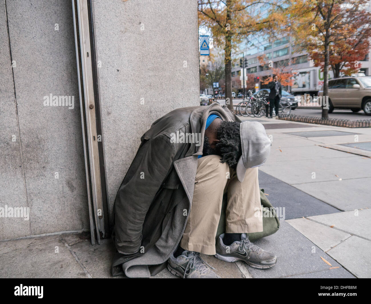 Washington, DC, 08 de noviembre, 2013. Las temperaturas caerán cerca de congelar el viernes por la noche, dejando sin hogar a los habitantes de la calle lucha para encontrar un poco de calor. Crédito: Ann poco/Alamy Live News Foto de stock