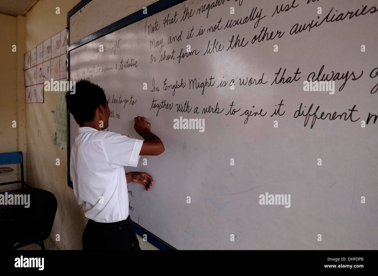 Una alumna escrito sobre un tablero durante la conferencia en inglés en una  escuela secundaria de Carti Sugtupu island village administrado por Guna  nativos conocido como Kuna en la "Comarca" (región) de