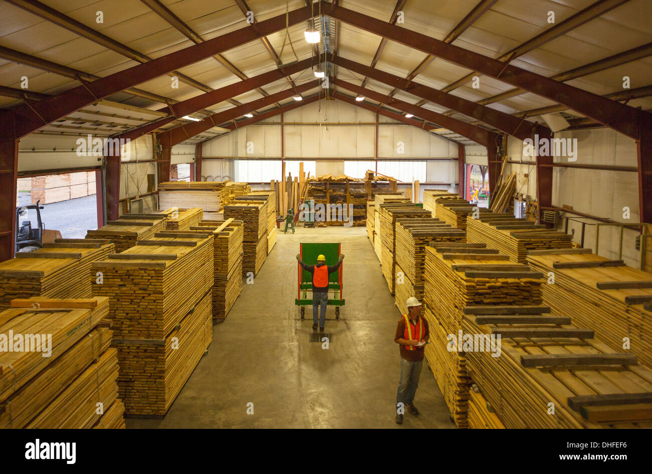 Filas de paletas de madera almacén WINDRIVER WOODWORKS LUMBER YARD Jefferson County Pennsylvania, EE.UU. Foto de stock