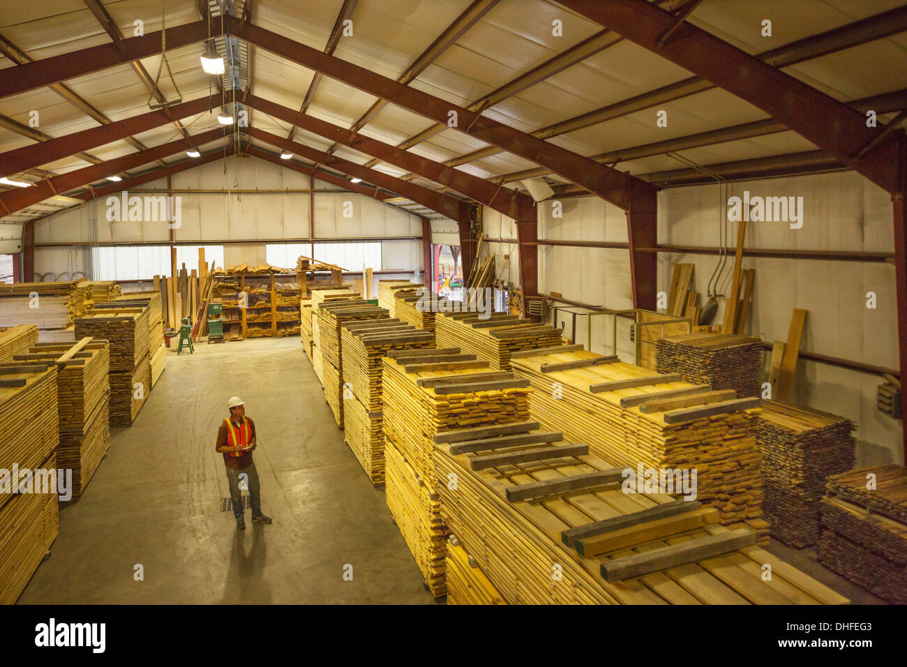 Filas de paletas de madera almacén WINDRIVER WOODWORKS LUMBER YARD Jefferson County Pennsylvania, EE.UU. Foto de stock