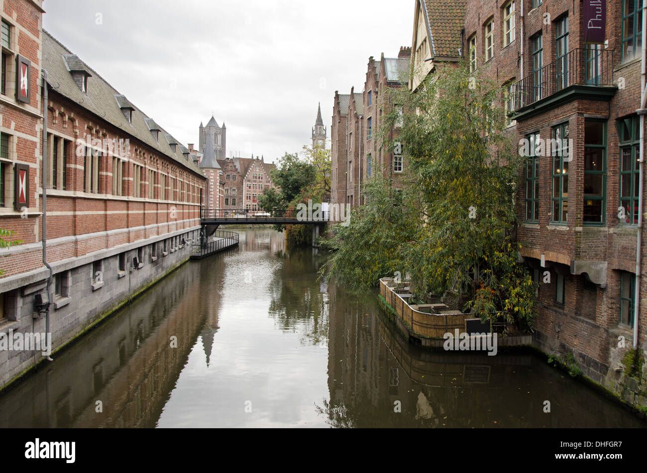 Vía navegable en el corazón del centro histórico de Gante, Bélgica. Foto de stock