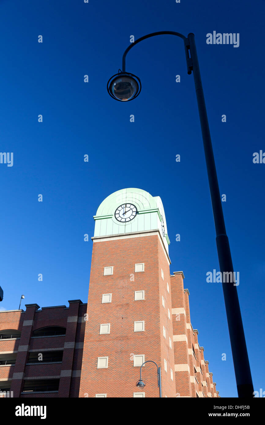 Torre del Reloj en el estacionamiento de varios pisos en Nueva Station Street, Leeds, West Yorkshire Foto de stock