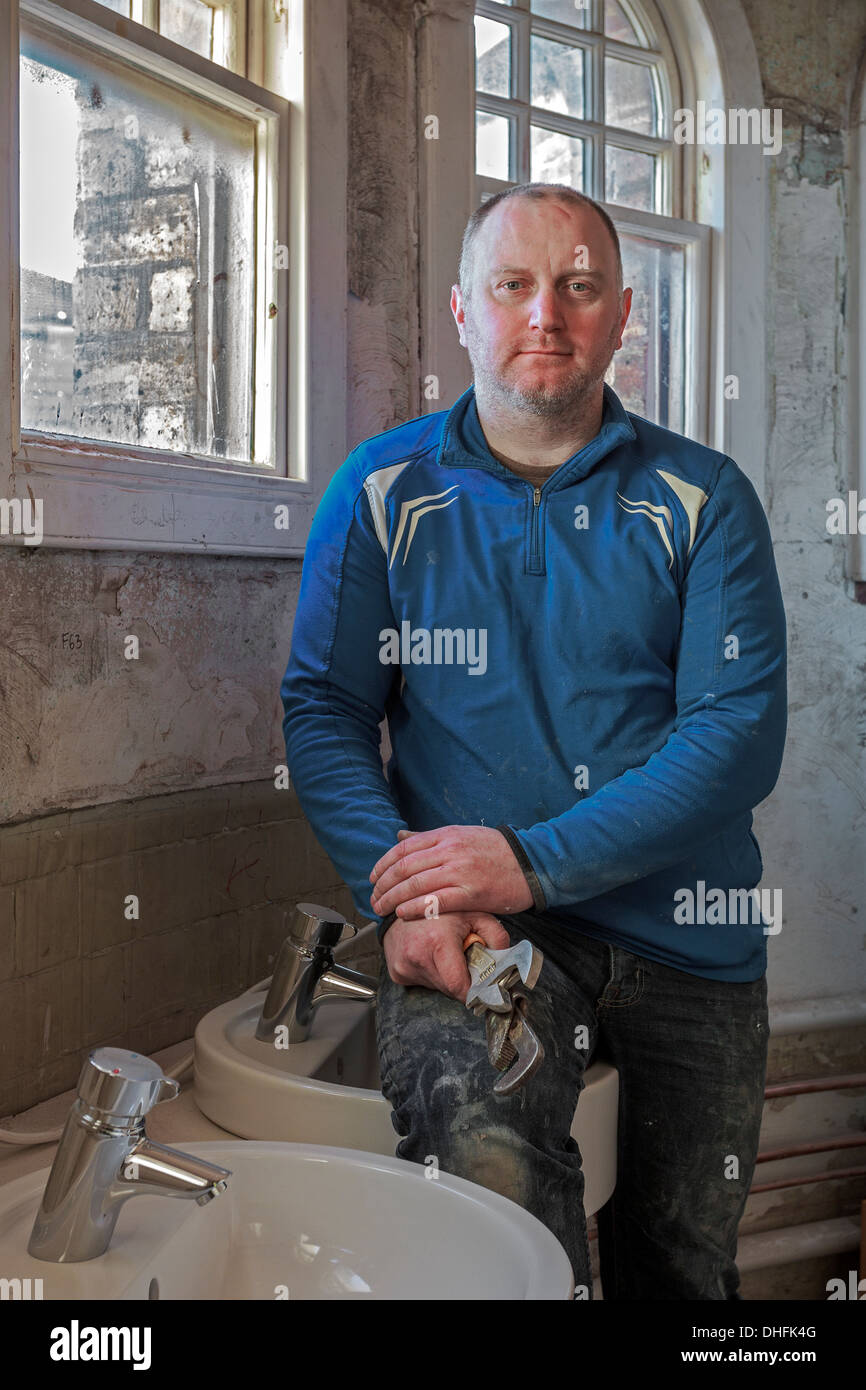 John Adamson, fontanero, trabajando en Fairfield, Govan, Glasgow Foto de stock