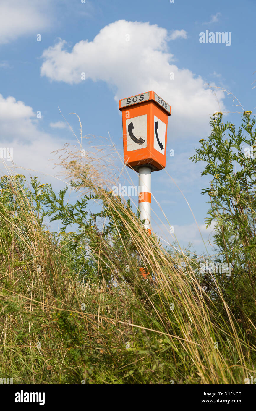 Llamada de emergencia puesto en una carretera en un paisaje rural Foto de stock