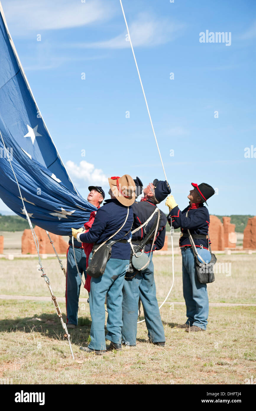 La época de la Guerra Civil Europea soldado recreacions durante la ceremonia de izamiento de la bandera, Fort Union National Monument, en Nuevo México, EE.UU. Foto de stock