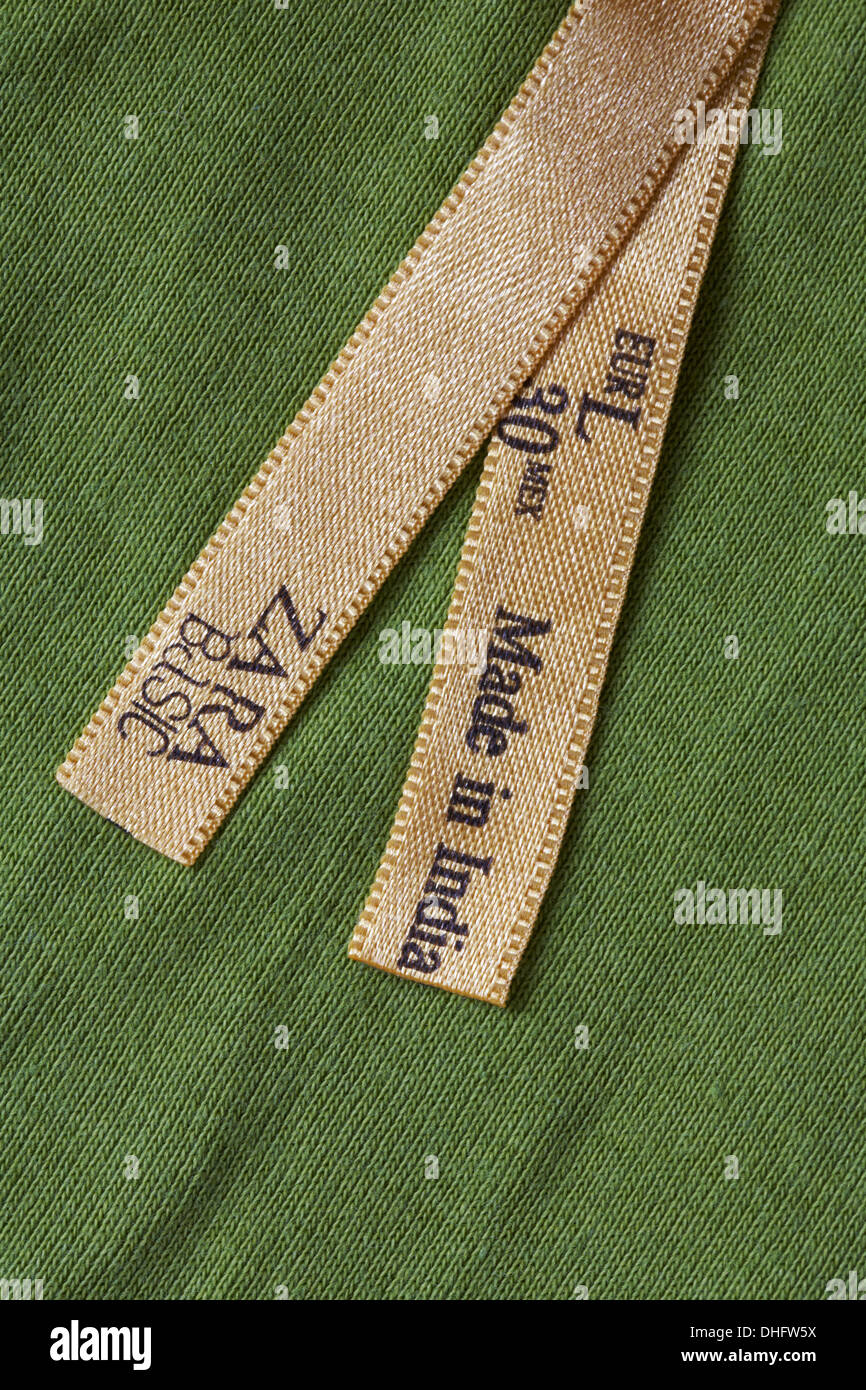 Zara basic realizados en la India en la etiqueta verde de la mujer top -  vendido en el Reino Unido Reino Unido, Gran Bretaña Fotografía de stock -  Alamy