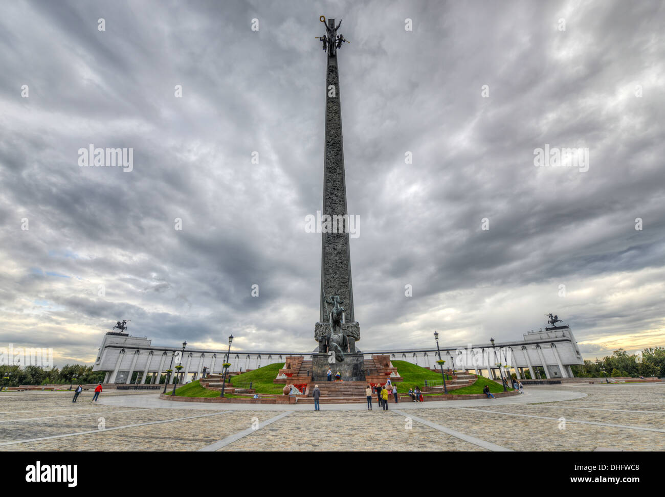 La Colina Poklonnaya Obelisco, en el parque Victoria, Moscú, Rusia. Estatua  de Nike en la parte superior de San Jorge matando un dragón a continuación.  Commem Fotografía de stock - Alamy