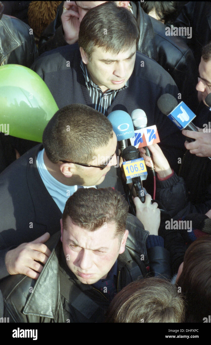 El presidente georgiano Mikheil Saakashvili entre sus guardaespaldas al ser entrevistado por los periodistas en 2003 en Tbilisi Foto de stock