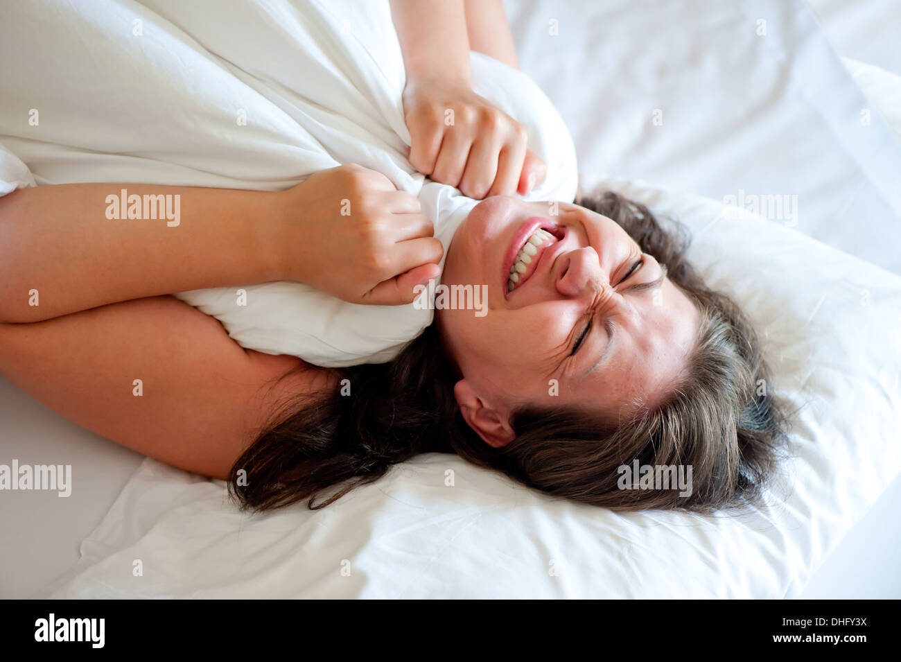 Chica en la cama de buen humor en la mañana Foto de stock