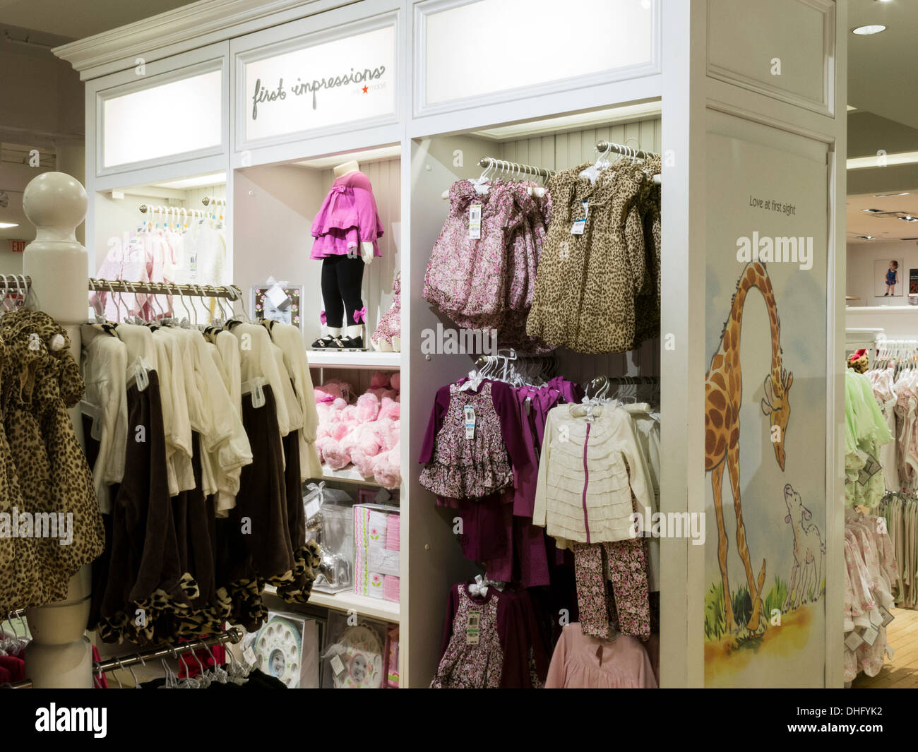 Primeras impresiones ropa de bebé en Macy's department store, insignia de  Herald Square, en la ciudad de Nueva York Fotografía de stock - Alamy