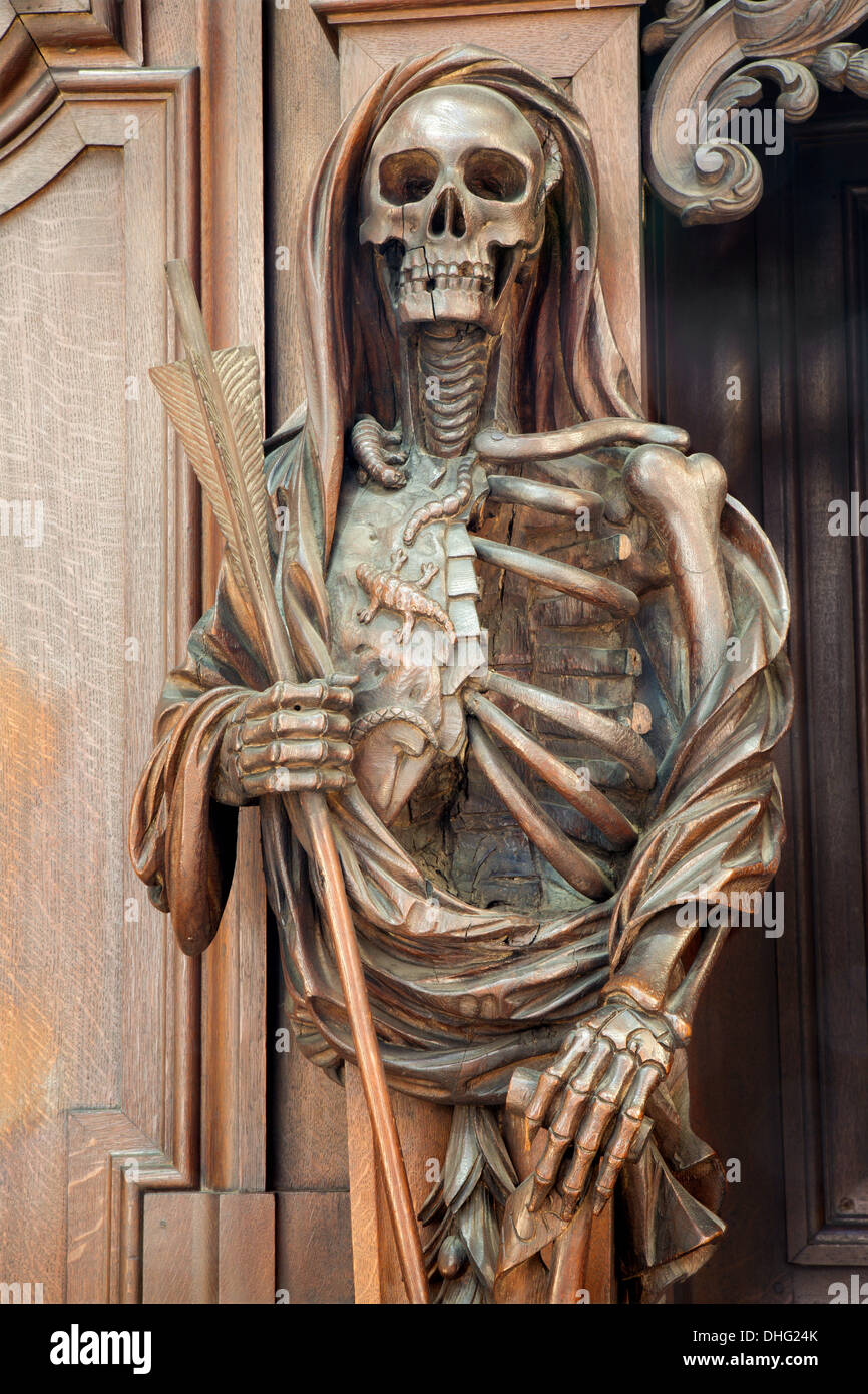 MECHELEN - 4 de septiembre: muerte apocalíptica estatua tallada de Onze-Lieve-Vrouw-van-iglesia Hanswijkbasiliek Foto de stock