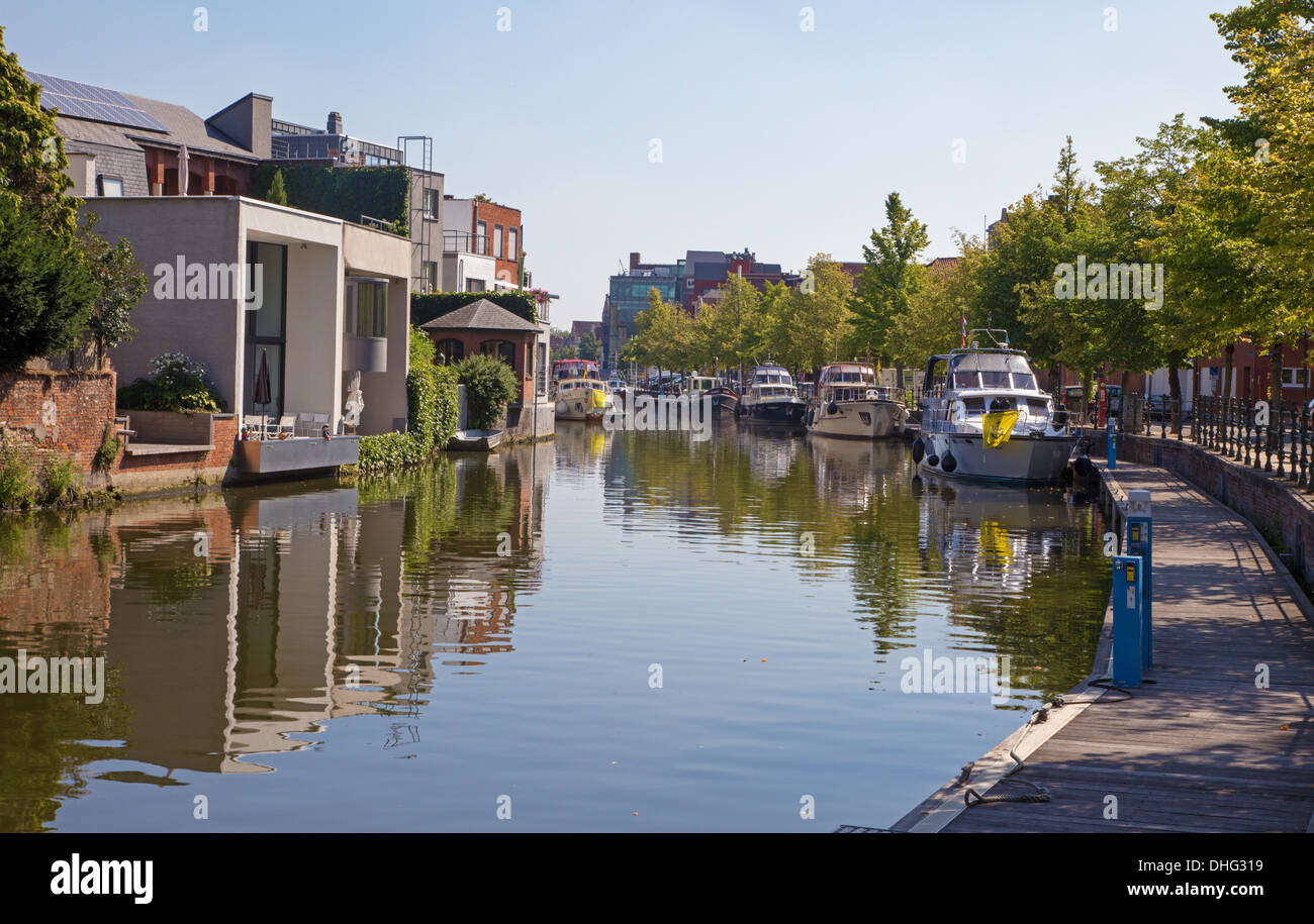 Mechelen - Canal y yate en la luz de la mañana Foto de stock