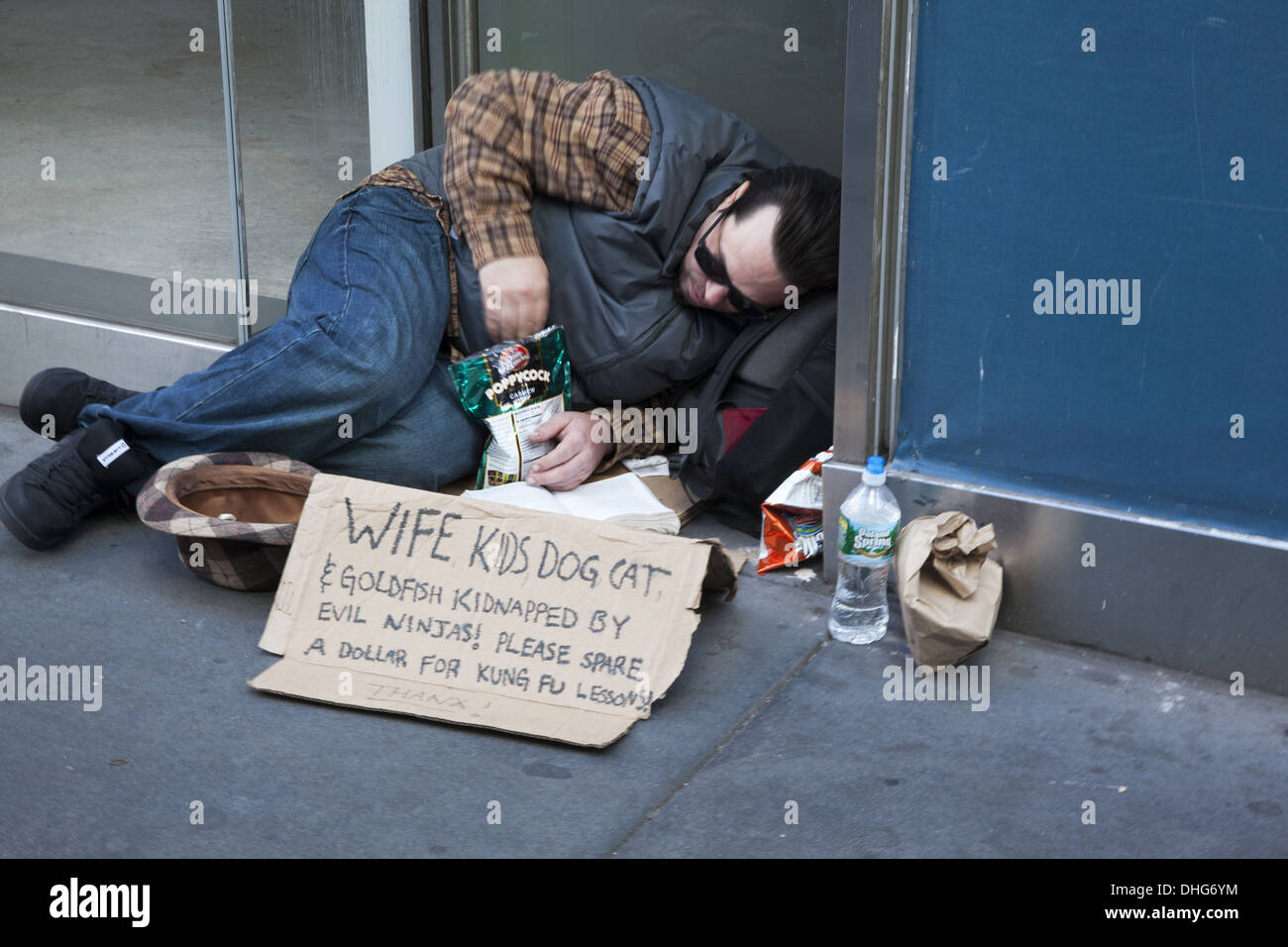 Relajado mendigo en la calle con un sentido del humor. Foto de stock
