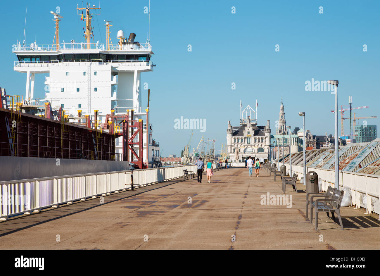 Amberes, Bélgica - 5 de septiembre: Paseo Marítimo y grandes barcos de carga en Septiembre 5, 2013 en Antwerp, Bélgica. Foto de stock
