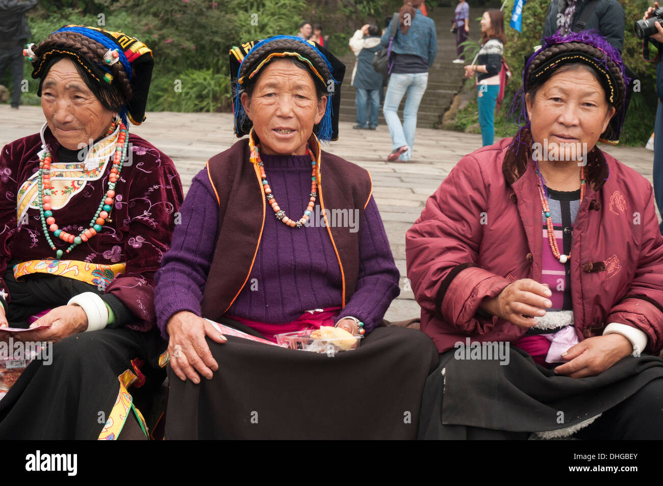 Los peregrinos procedentes de la región de Aba visitando templos budistas en Emei Shan, Sichuan, China Foto de stock