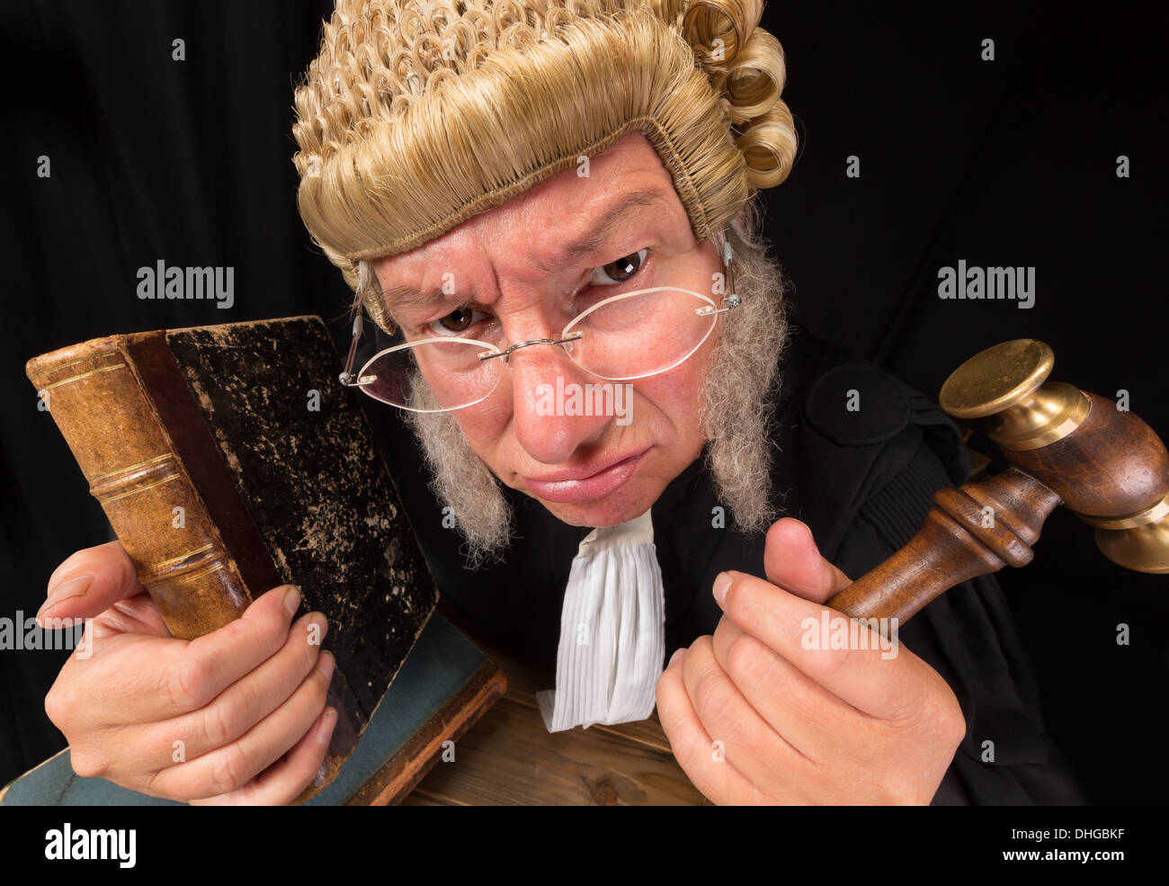 Juez gruñones en gran angular closeup con el martillo y la peluca Foto de stock